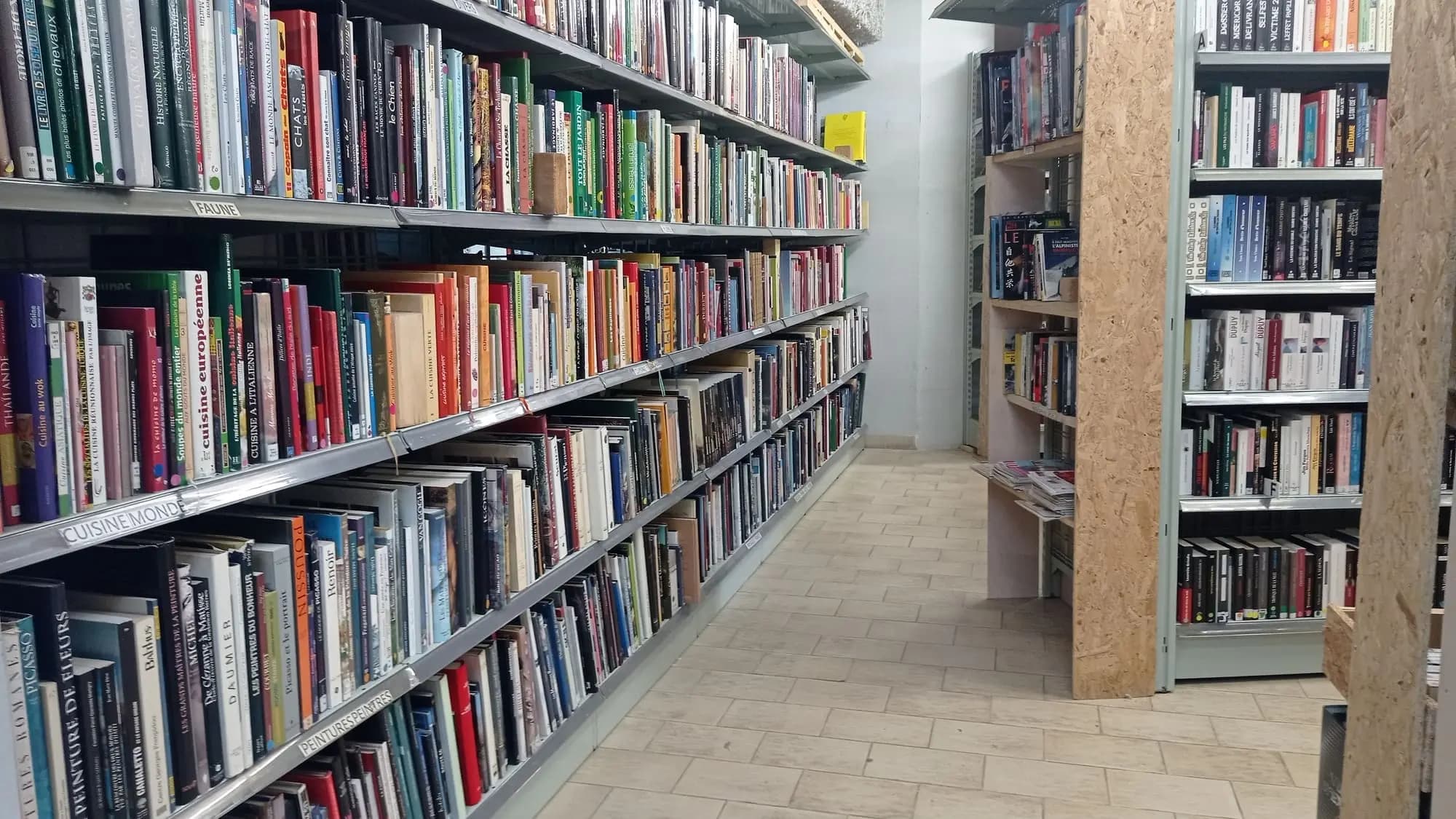  Image de la boutique de seconde main de l'association Lire et Créer