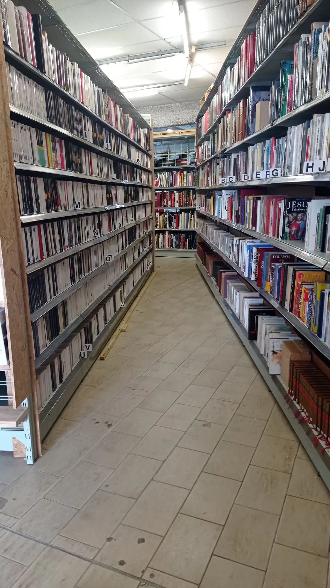  Image de la boutique de seconde main de l'association Lire et Créer