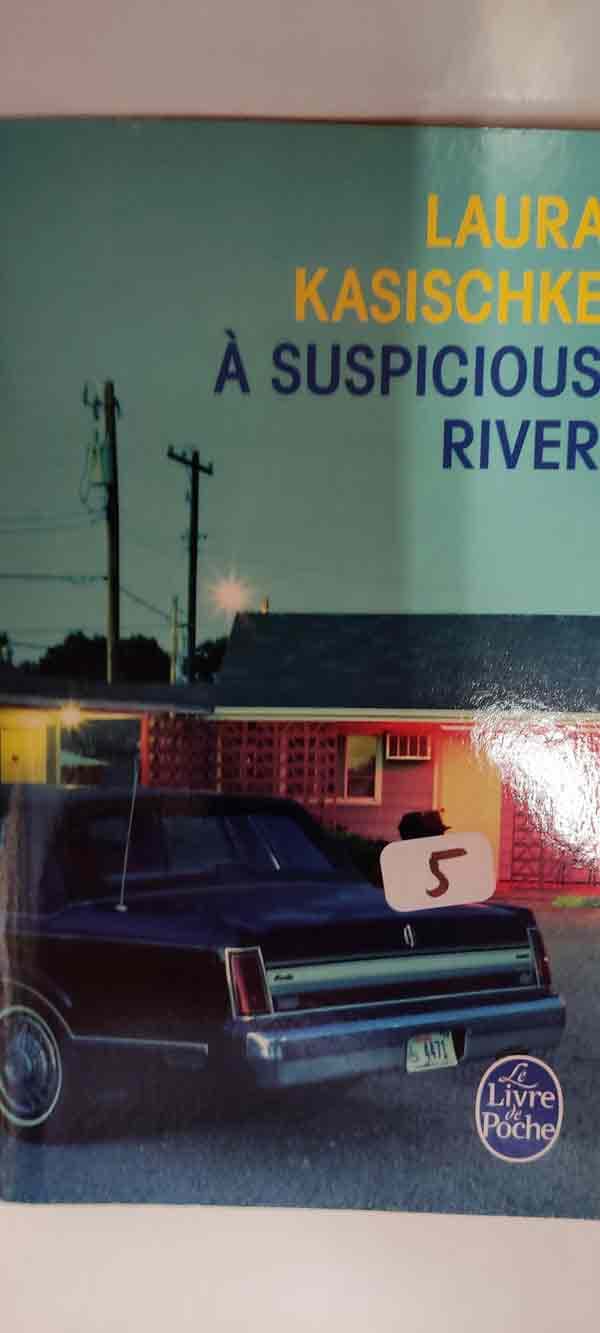 A SUSPICIOUS RIVER : livres pas cher d'occasion, de seconde main de l'association Lire et Créer